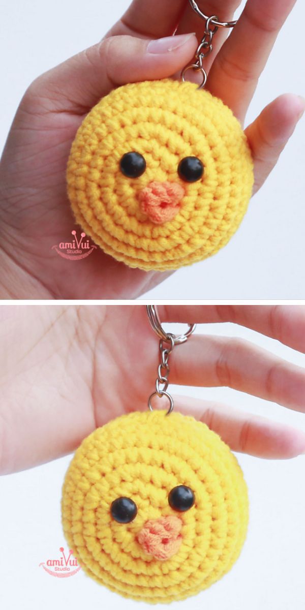 a crochet chicken keychain amigurumi